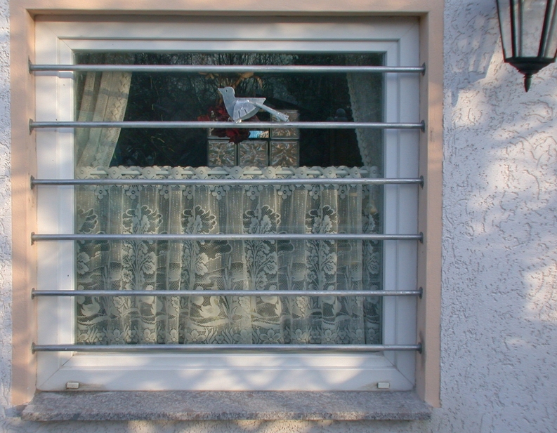 Fenstergitter mit Vögel