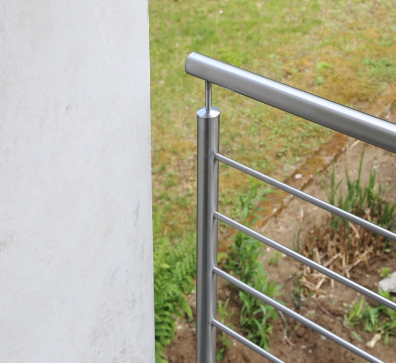 Treppengeländer mit Reling aus Edelstahl