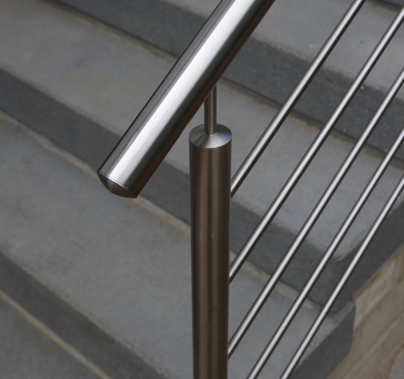 Treppengeländer mit Reling aus Edelstahl