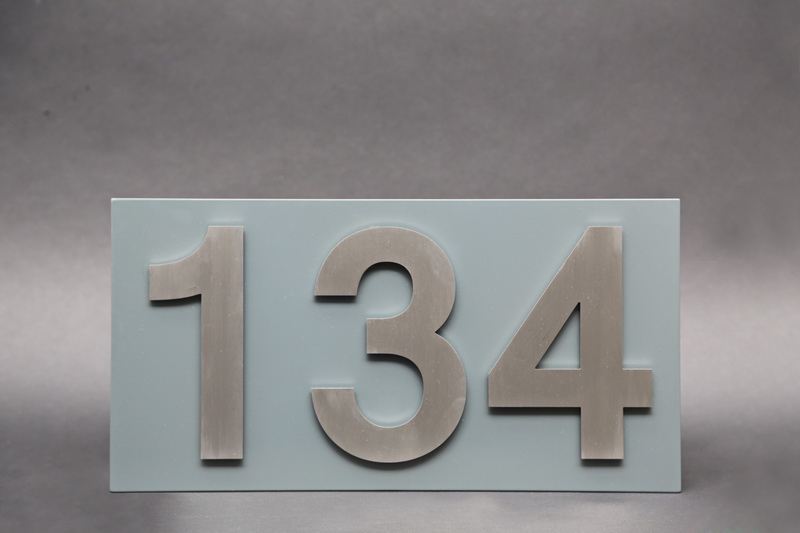 Hausnummer mit Trägerplatte  "134 "