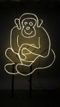 Sitzender, leuchtender Affe aus Rundeisen und LED Lichtschlauch