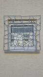 Skulpturales Fenstergitter mit Schmitzstruktur aus feuerverzinktem Stahl
