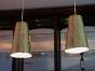 Abgependelte Leuchten aus vergoldeter Kupferfolie für den Brasseriebereich im Kalimera