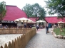 Kleinkinderspielplatz mit Hüpfkissen und Rutschenhäusern