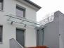 Vordach mit 3m langer Glasscheibe