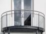 Halbrunder Balkon mit einem schönen Schmuckgeländer. - Balkon mit Schmuckgeländer