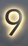 Eine mit LED hinterleuchtete 9 aus Edelstahl als Hausnummer