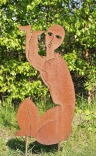 Skulptur einer knienden Frau aus 3 mm rostigem Stahlblech