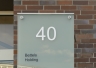 beschriftete Stele für die Bettels Holding in Hildesheim - Glasstele