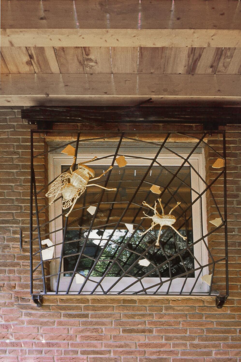 verschiebbares Fenstergitter aus Stahl mit blattvergoldeten Insekten