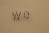 Schriftzug WC aus Tombak