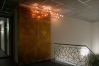 Wand aus Tombakblech mit Leuchten