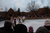 Eisshow auf dem Dorfteich im Winter-Zoo mit einem sehr kompliziertem Bühnenbild