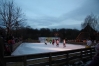 Eisshow auf dem Dorfteich im Winter-Zoo mit einem sehr kompliziertem Bühnenbild