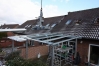 Montage eines Terrassen Dach aus feuerverzinktem Stahl und Sicherheitsglas