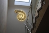 dreidimensionale Spiralstruktur aus Stahlblech geschweißt, vergoldet und mit LED hinterleuchtet