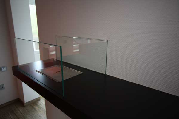 Stehtresen an der Wand montiert mit einem Bioethanol Kamin