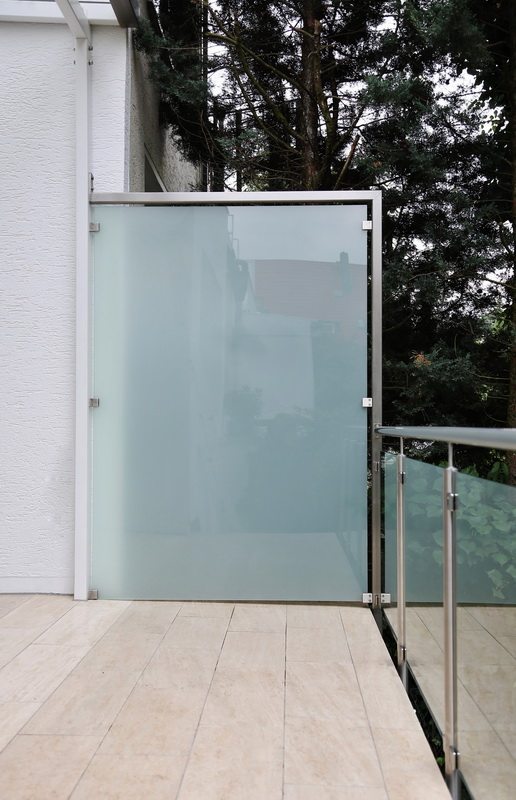 Windschutz und Sichtschutz aus Edelstahl und Sicherheits Glas