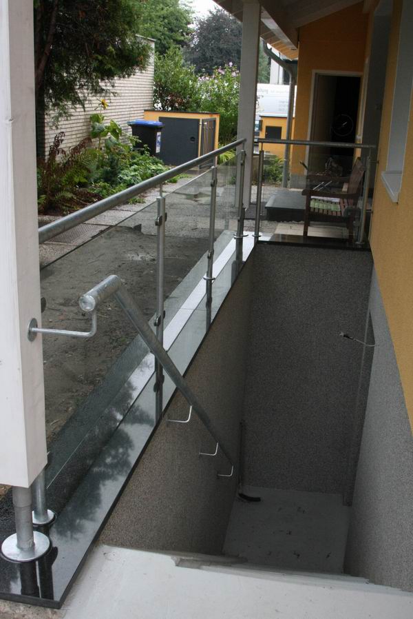 Kellerumrandung - Geländer aus Stahl mit geschmiedetem Ornament