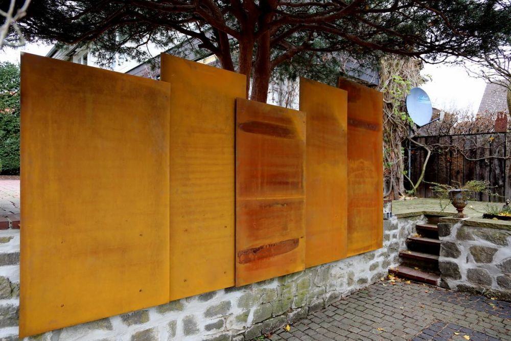 Sichtschutz aus rostigem Stahl