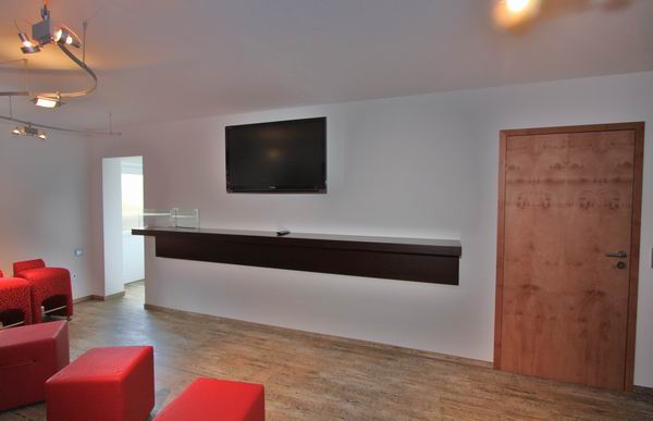 Wandhängender Stehtisch mit einer Bioethanol Feuerstelle